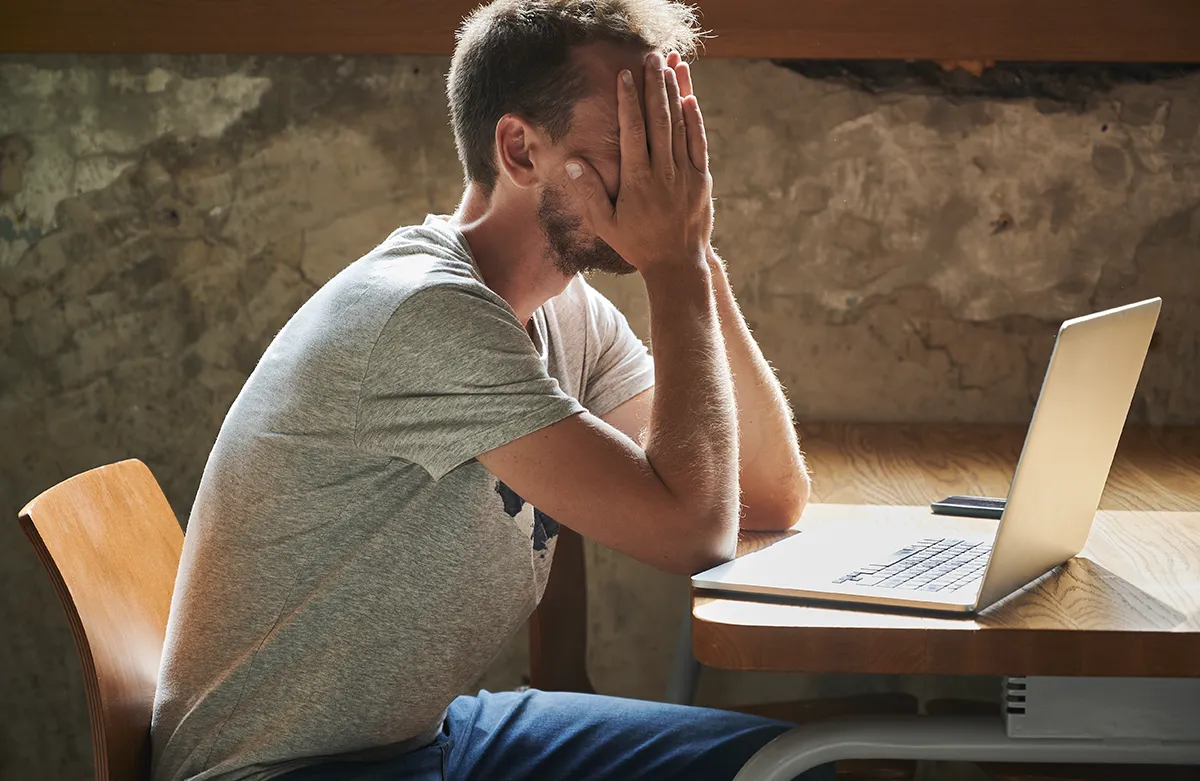 Erschoepfte Person am Arbeitsplatz